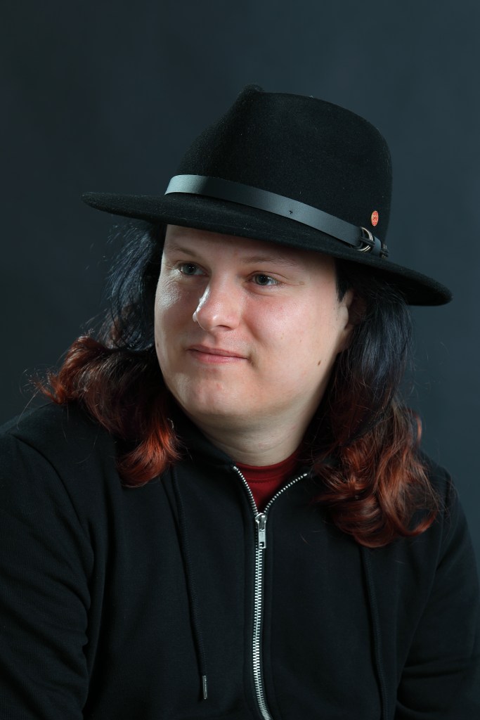 Ik ben Rinse Bruinsma. Ik schrijf vanuit passie. Vanuit gevoel. Ik geef dat mee aan de personages in mijn boeken. Lezers geven aan dat ze daardoor gegrepen worden en dat ze alsmaar doorlezen om te weten hoe het verder gaat.